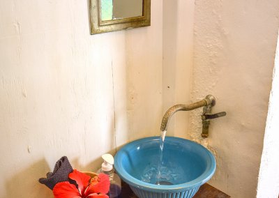 Bungalo pieds dans l eau marie galante coin douche