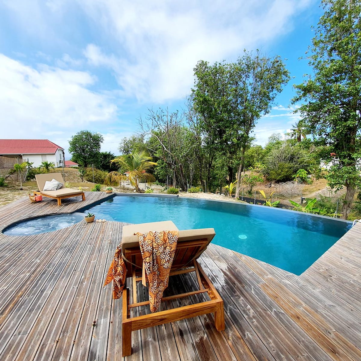 Kazatimoun marie galante villa piscine terrasse piscine transats accueil